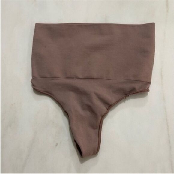 Skims core control thong panty size small/medium - Picture 2 of 5